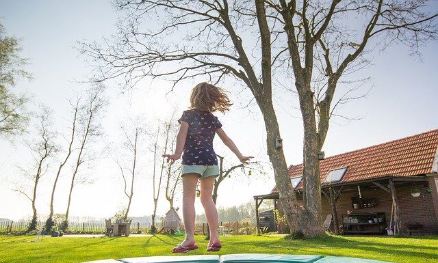 Akcesoria do trampolin – jakie warto dokupić? Jakie dodatki do trampoliny wybrać?