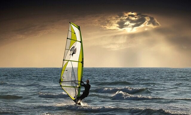Czy do windsurfingu trzeba umieć pływać?